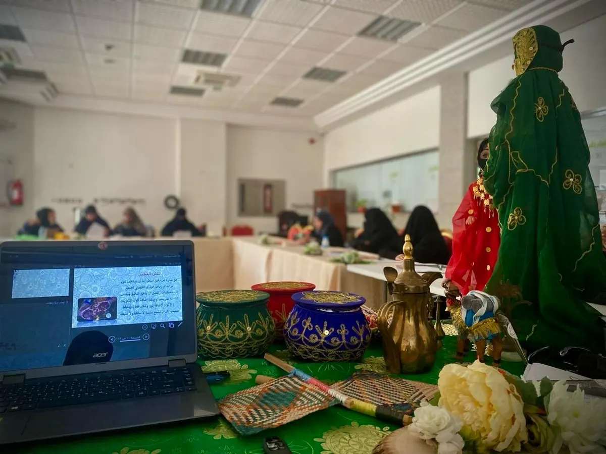 ضمان القطيف يدرب مستفيداته على زينة النساء.. 30 متدربة تعلمت نقش الحناء