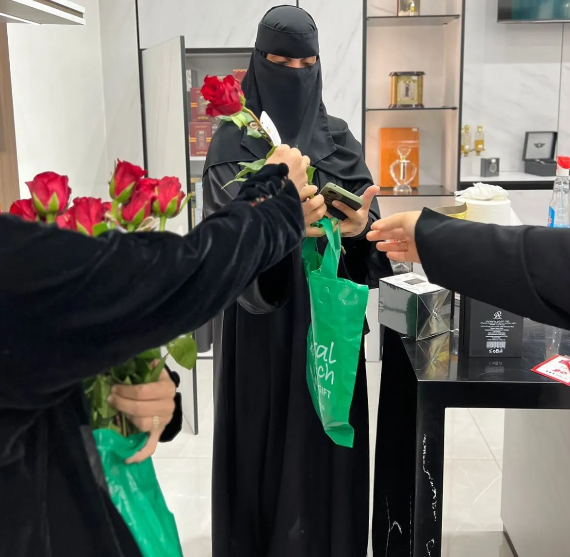 تقديرًا لجهودهن.. مركز تنمية القطيف يشارك موظفات ستي مول الاحتفاء بـ يوم المرأة