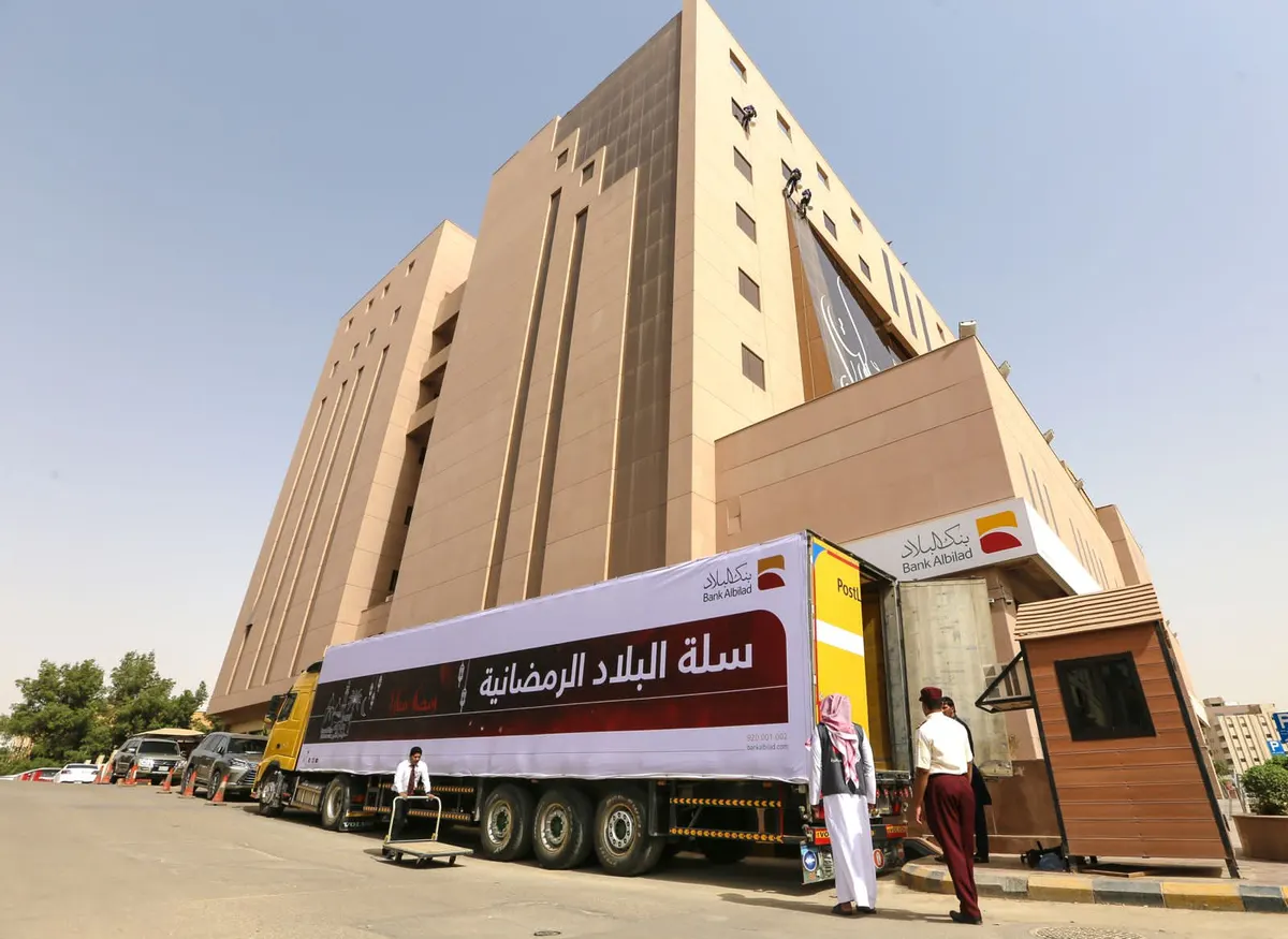 في سيهات.. بنك البلاد يقدم 50 سلة غذائية لمستفيدي سعادة