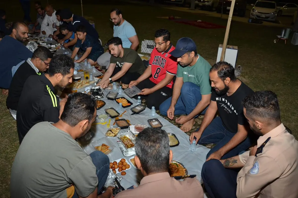 منذ 13 عامًا.. شهر رمضان يجمع أهالي الإسكان على مائدة إفطار جماعي
