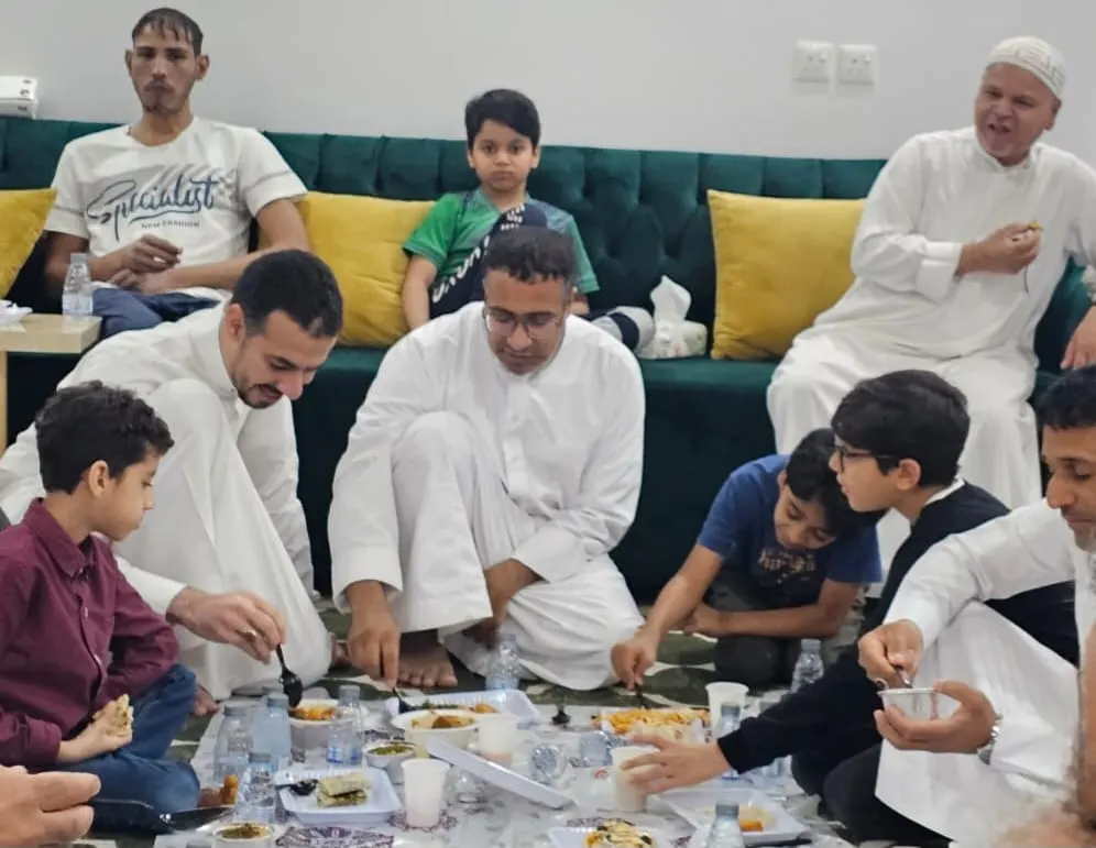 مأدبة إفطار تجمع سكان أم الحمام في «ضاحية البيضاء»