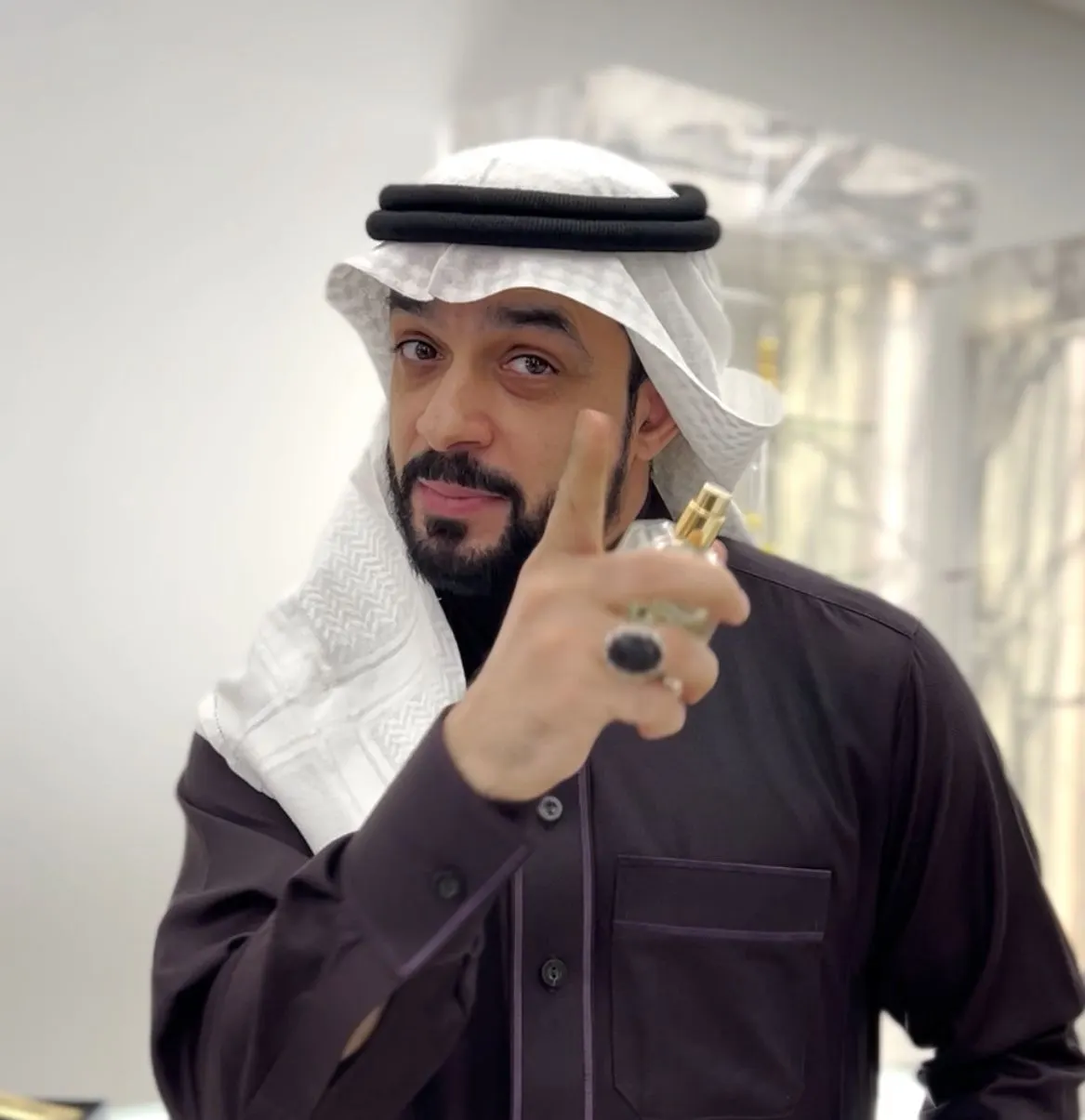 ماذا يحدث عندما تتعطر من مسافة قريبة؟… شاهد