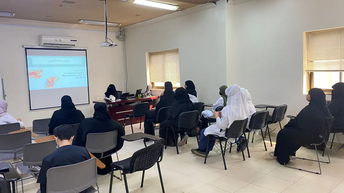في جزيرة تاروت.. اختصاصيات يعرّفن زائرات مركز صحي الرضا بـ «بطانة الرحم المهاجرة»