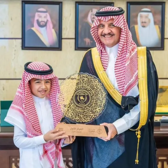 من صفوى.. لفوزه بالمركز الأول في حفظ 3 أجزاء بـ مسابقة نادي القادسية للقرآن الكريم.. أمير الشرقية يكرِّم «مبارك آل مبارك»
