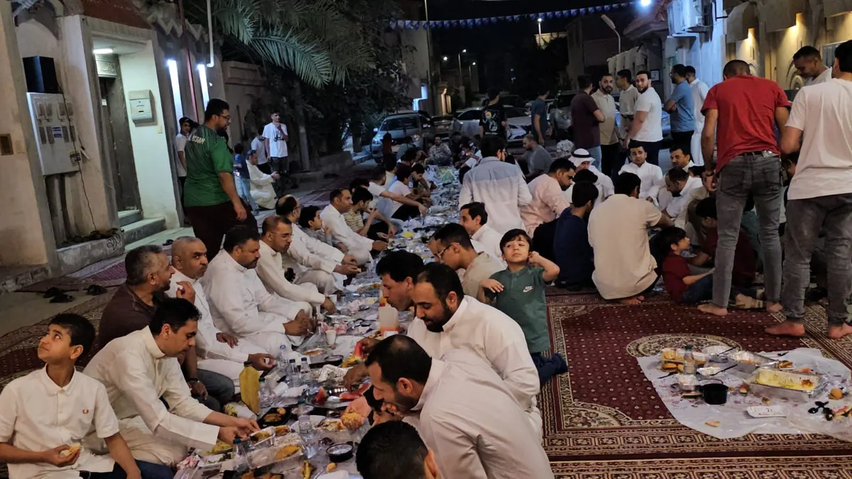 في أم الحمام.. «الديرة والصواري» تختتم مآدب الإفطار الجماعية بوقفة بر للآباء