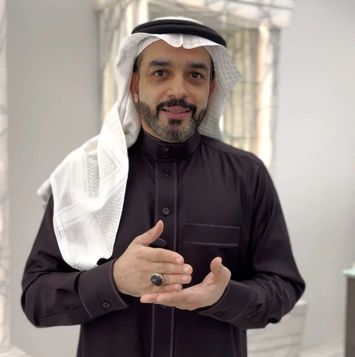 ما بين الزخرف.. وهلو رومانس... جسرًا من الكلمات العطرية.. لا مسكًا للختام