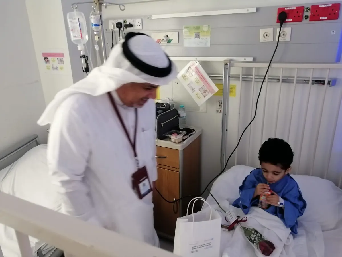 بالصور.. الموسى يعايد المرضى وكوادر شبكة القطيف بالهدايا والورود