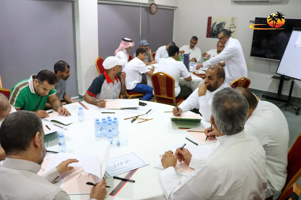 روائح الحبر تعطِّر نادي الخويلدية.. بالقصبة والقرطاس.. الخطاط مصطفى العرب يبسِّط أسرار «الديواني» لـ30 متدربًا