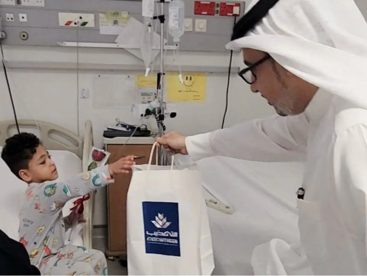 التهذيب تعايد أطفال مستشفى القطيف المركزي بالورد والهدايا
