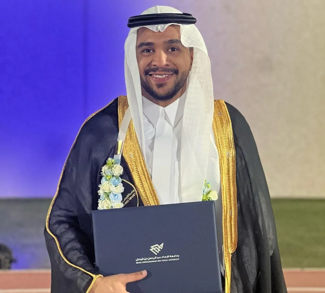 من القطيف.. جامعة الإمام عبد الرحمن بن فيصل تمنح «ضياء الزاير» البكالوريوس في إدارة الأعمال