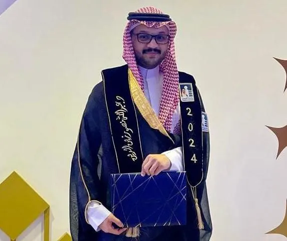 من سيهات.. مع مرتبة الشرف الثانية.. جامعة الفيصل بالرياض تمنح «عبد الله زين الدين» البكالوريوس في الطب البشري