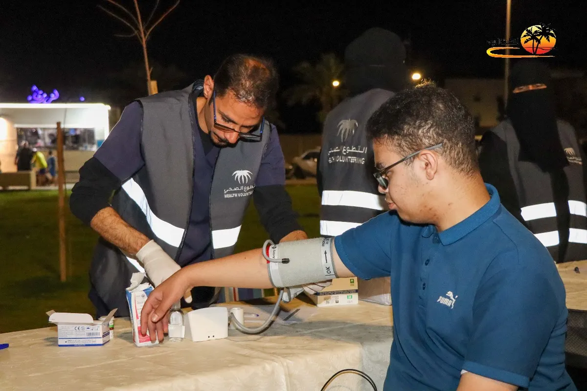 بعد أن وضعا يدا سطوتهما على جميع الأعمار.. شبكة القطيف الصحية تحط رحالها على واجهة دارين البحرية لـ قياس الضغط والسكري