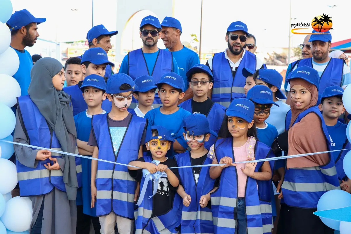 مشي أزرق في القطيف.. خطوات 312 مشاركًا تدعم أطفال التوحد.. و8 أركان تمحو استفهامات 32 أسرة