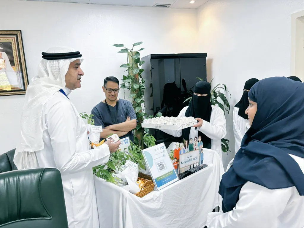 مركزي القطيف يرفع معنويات موظفيه بـ الشكر والهدايا