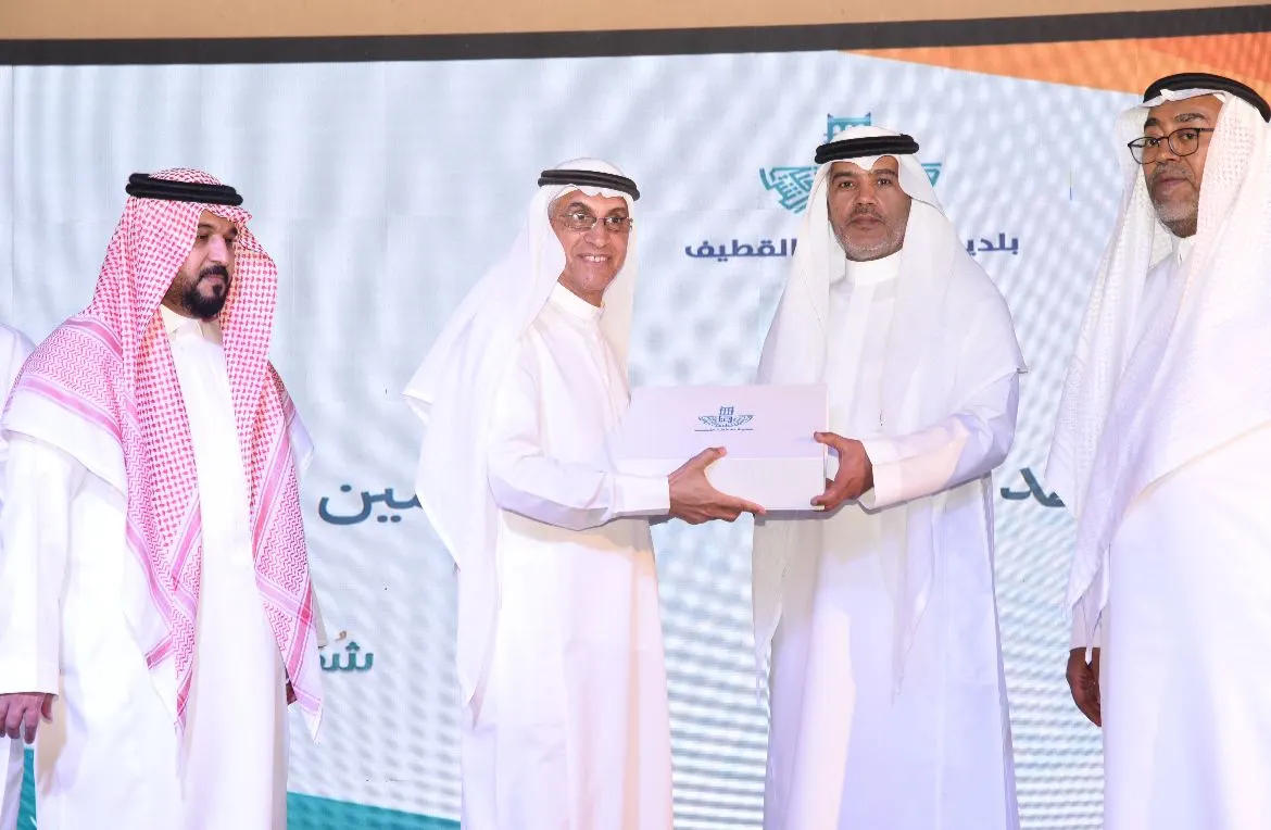 بالأسماء والصور.. بلدية القطيف تكرّم منسوبيها المتقاعدين تقديرًا لعطائهم خلال فترة عملهم