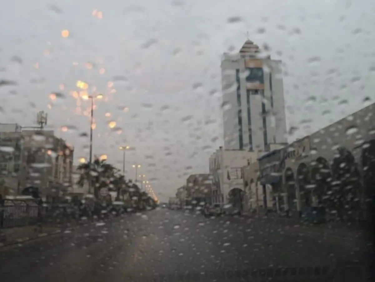 بالإنذار الأحمر.. أمطار غزيرة على القطيف والأرصاد تواصل تحذيراتها