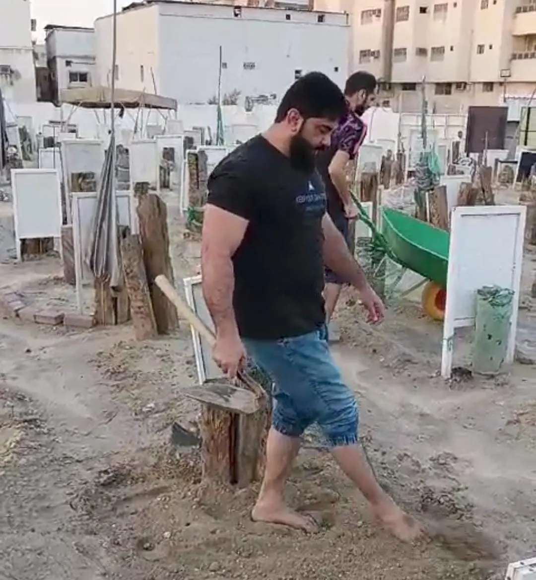 في القطيف.. سواعد 200 متطوع تستر قبورًا كشفتها مياه الأمطار