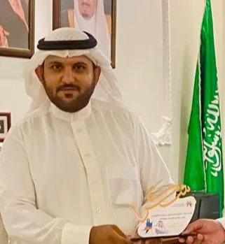 من القطيف.. لجهوده في التغطية الإعلامية لفعاليات المكتب.. ضمان القطيف يكرم «حمزة السليم»