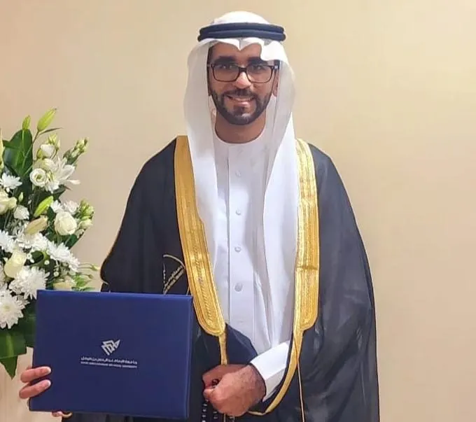 من العوامية.. جامعة الإمام عبد الرحمن بن فيصل تمنح «حسين الشيخ» البكالوريوس في المحاسبة وإدارة الأعمال