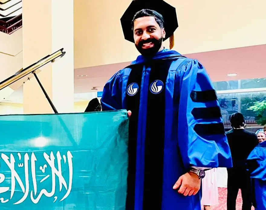 من شويكة القطيف.. جامعة ولاية جورجيا في أمريكا تحتفي بالبروفيسور «توفيق آل عاشور» لحصوله على الدكتوراه في نظم المعلومات