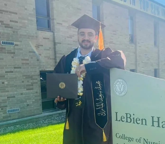 من الأوجام.. جامعة فالباريسو الأمريكية تمنح «محمد المبارك» بكالوريوس التمريض مع تخصص فرعي «علم الأحياء البشري»