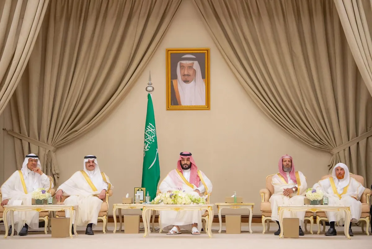 سمو ولي العهد يستقبل في المنطقة الشرقية أصحاب السمو والفضيلة والمعالي وجمعاً من المواطنين