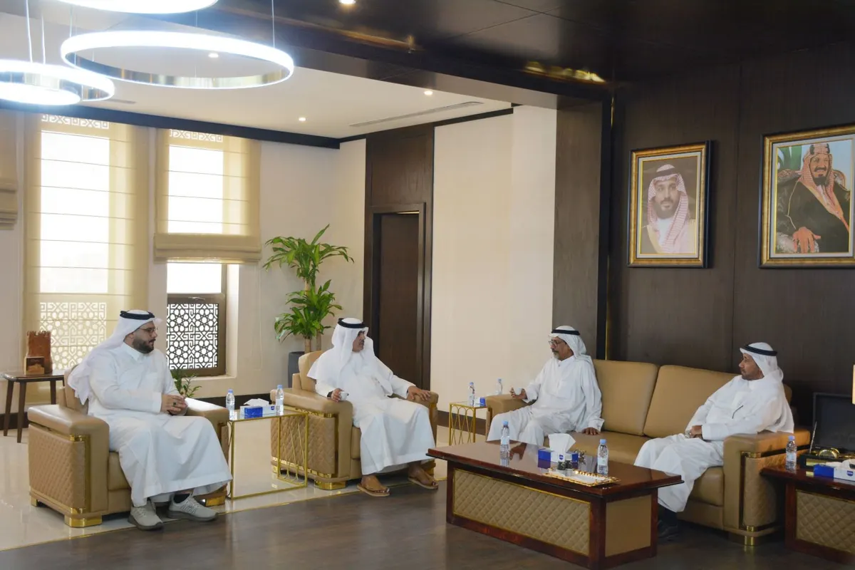 في القطيف.. رئيس البلدية يشيد بشراكته مع خيرية تاروت