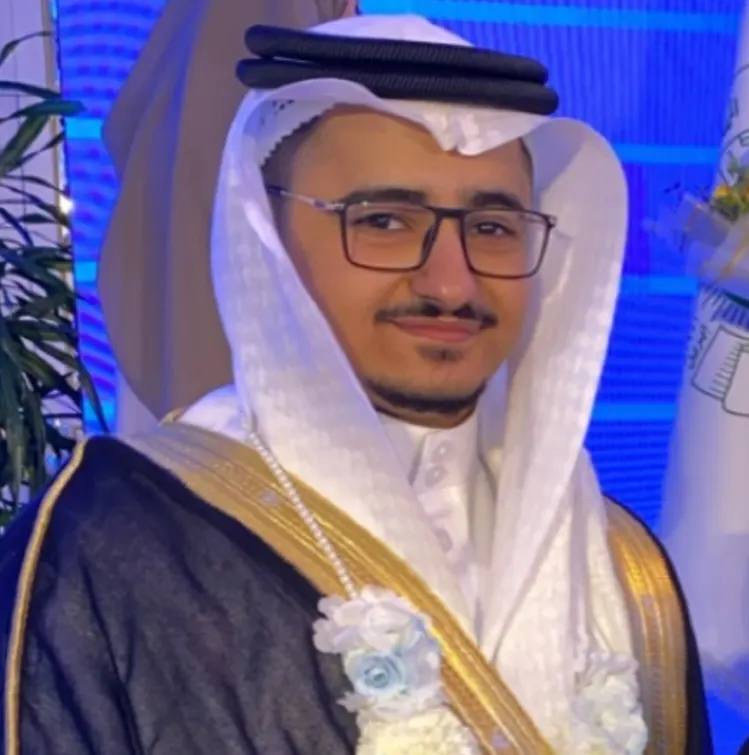 من القطيف.. معهد الإدارة العامة يمنح «يوسف آل نمر» البكالوريوس في المحاسبة