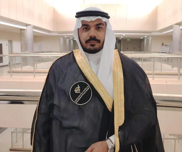 من سنابس.. جامعة الإمام عبد الرحمن بن فيصل تمنح «عبد الله العبندي» البكالوريوس في هندسة العمارة الداخلية