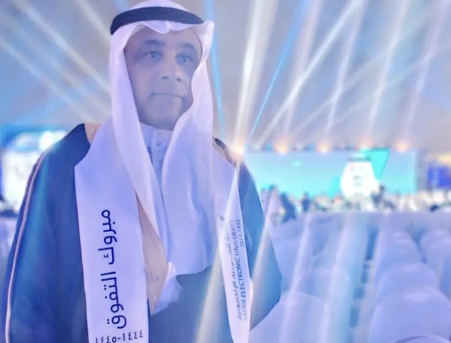 من صفوى.. الجامعة السعودية الإلكترونية تمنح «علي المهدي» البكالوريوس في القانون مع مرتبة الشرف