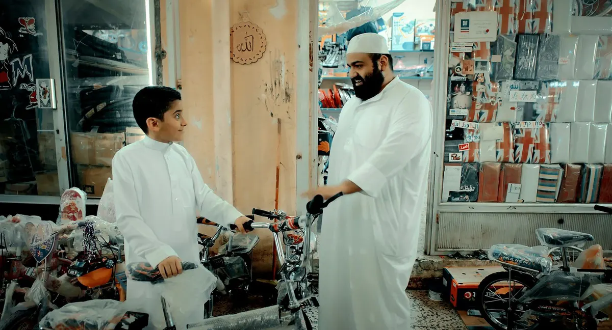 من أزقة تاروت والقطيف وسيهات وبلهجاتها.. بـ دراجة حلم «عيدية».. فيلم المخرج علي المشيقري يعرض في أمريكا