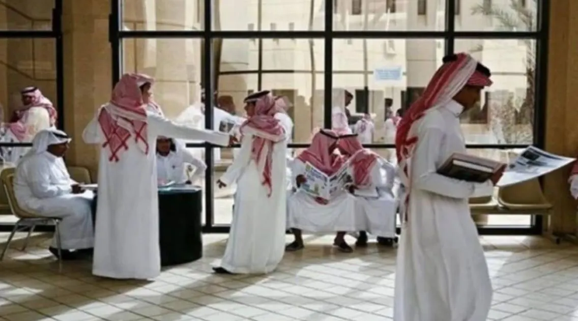 إلزام طلبة الجامعات بارتداء الزي السعودي