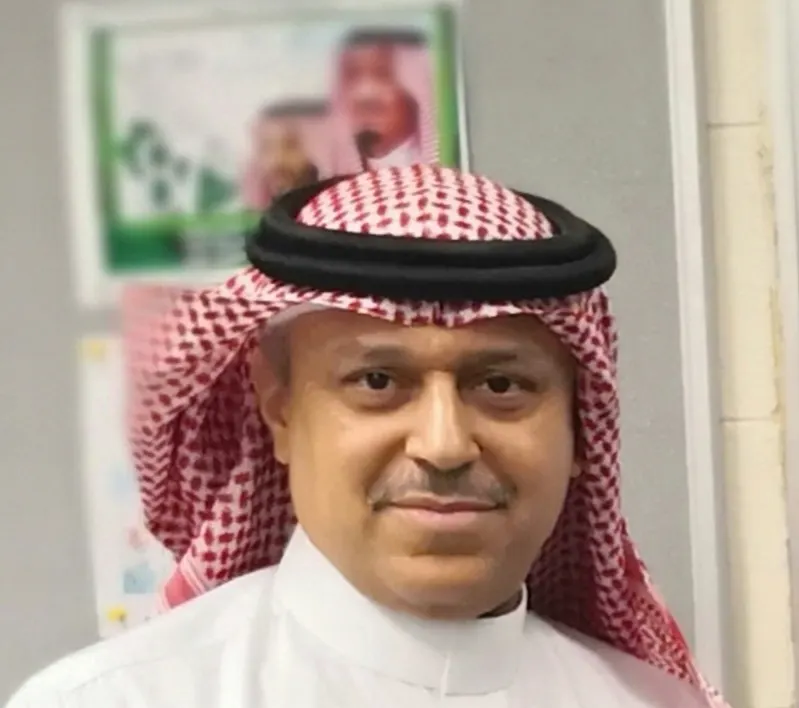 عرفانًا بجميل عطائه وإخلاصه في ميدان التعليم.. منسوبو ابتدائية الشاطئ بالقطيف يكرمون «محمد السنان»