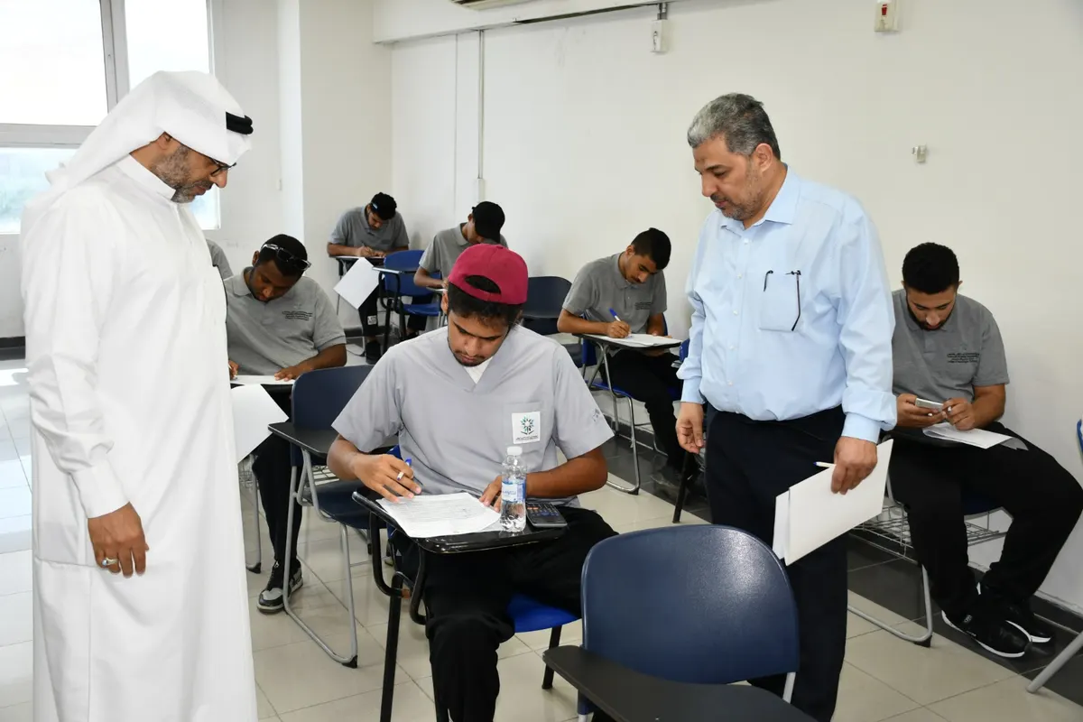 بالصور.. 2367 متدربًا على مقاعد الاختبارات بـ «تقني القطيف»