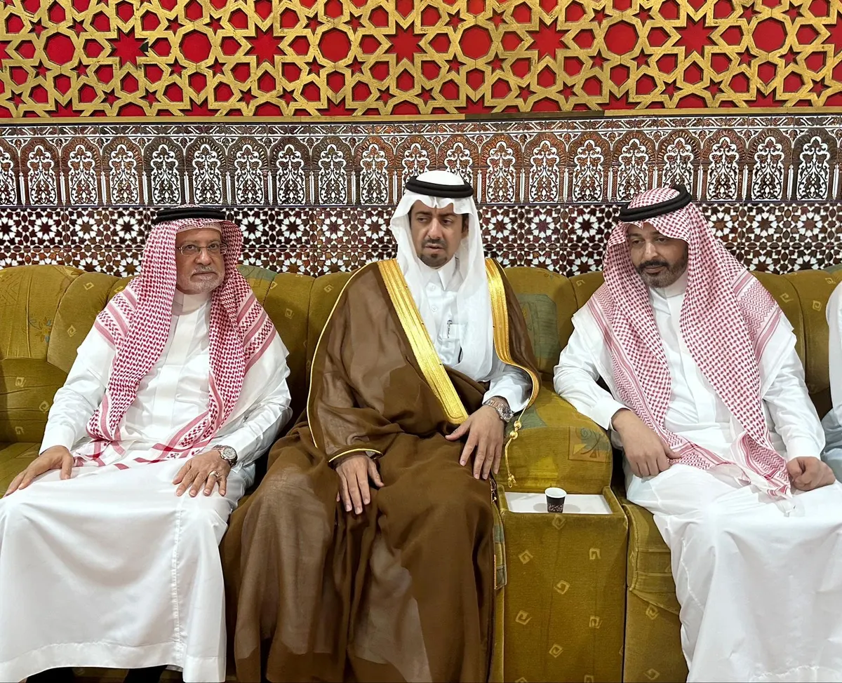 محافظ القطيف يقدم واجب العزاء لأسرة البيات