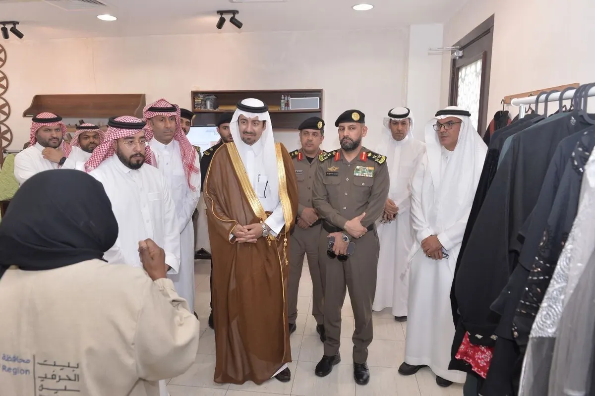 محافظ القطيف يزور بيت الحرفيين.. ويطّلع على البرامج التدريبية لهيئة التراث