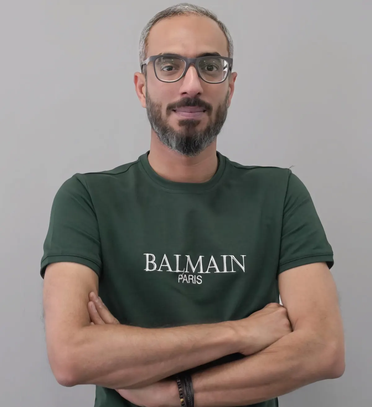 من سيهات.. بـ«سكر مالح».. صدفة مسرحية تقود الكاتب حسن آل مبارك إلى الفوز في مسابقة «مواهب التأليف»
