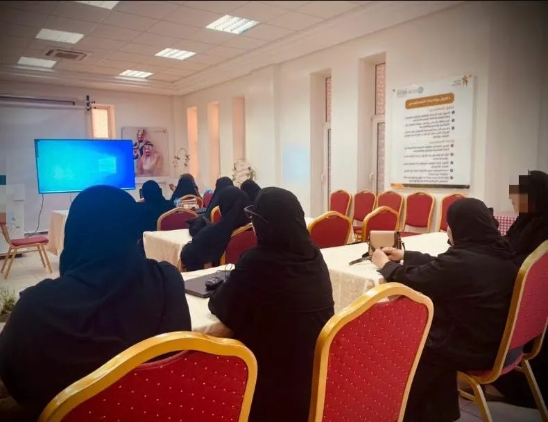 في القطيف.. طوعة آل خميس تدرب 20 من مستفيدات الضمان على «التصميم الإعلاني»