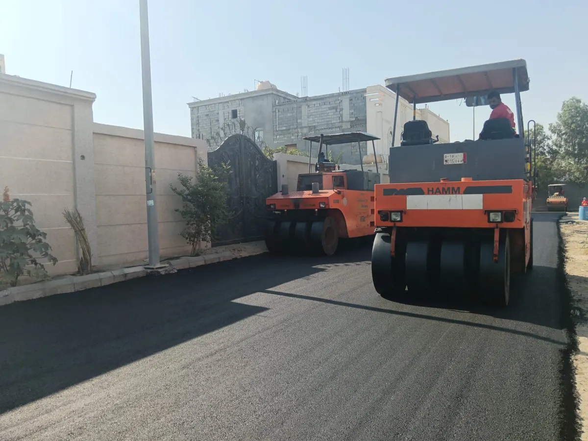 في الأوجام.. البلدية تواصل أعمال صيانة الطرق.. على مساحة 40 ألف متر مربع.. صور