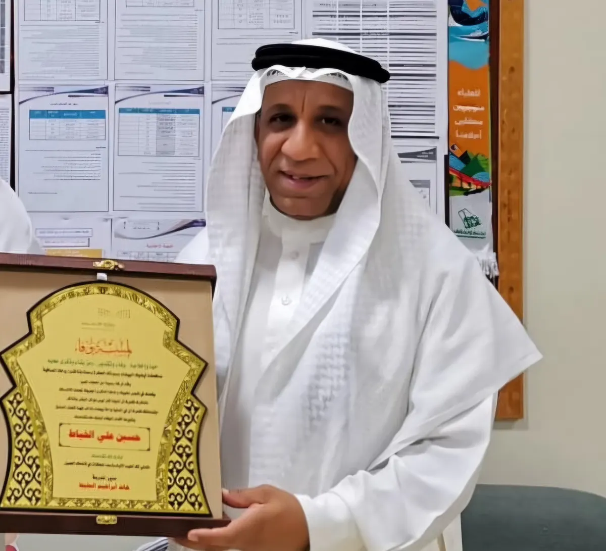 من تاروت.. مدرسة بلال بن رباح الابتدائية بسنابس تكرّم المعلم «حسين الخياط»