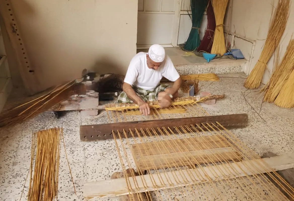 من قديح القطيف.. وارثًا عن أبيه فرش المساجد والمجالس والأعراس.. محمد الخاطر آخر حرفيي المديد