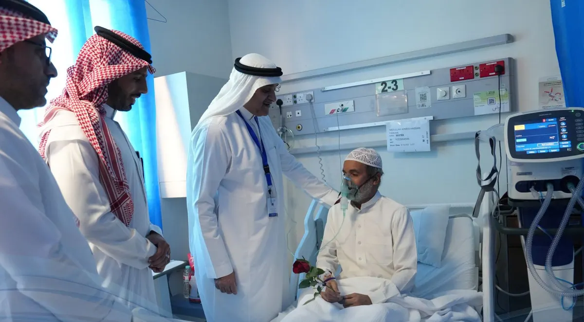 بالصور.. مركزي القطيف يعايد المرضى بالورود