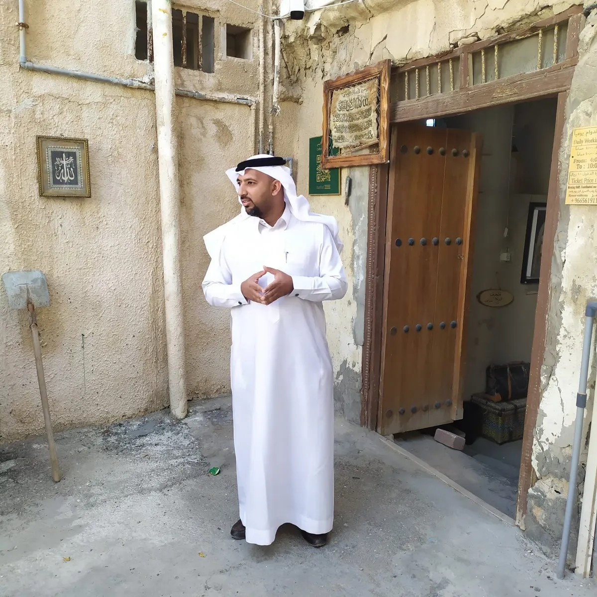 من سنابس.. حسن آل خيري مهندس مكيانيكي يحيل خرابة عمرها 200 عام إلى متحف أثري