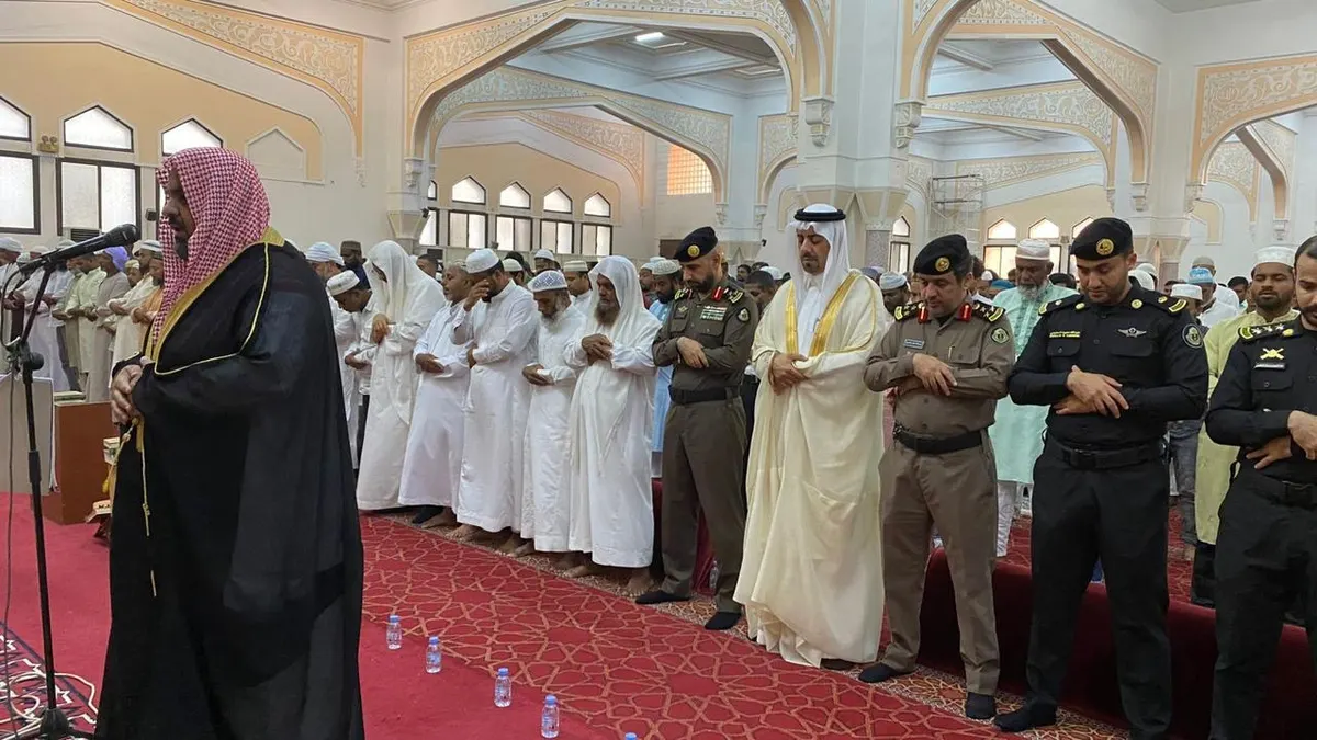 محافظ القطيف يؤدي صلاة العيد