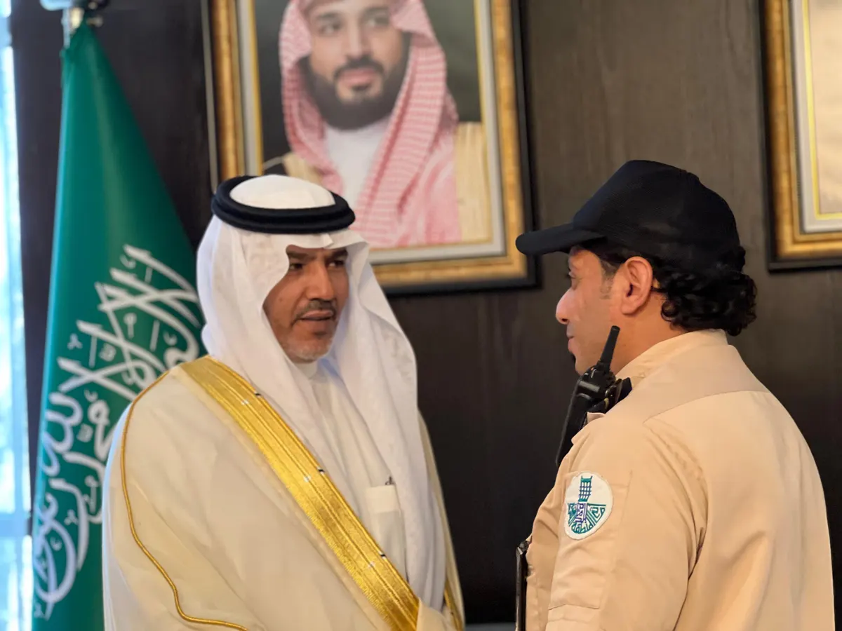 في القطيف.. موظفو البلدية يتبادلون التهاني بالأضحى السعيد.. صور