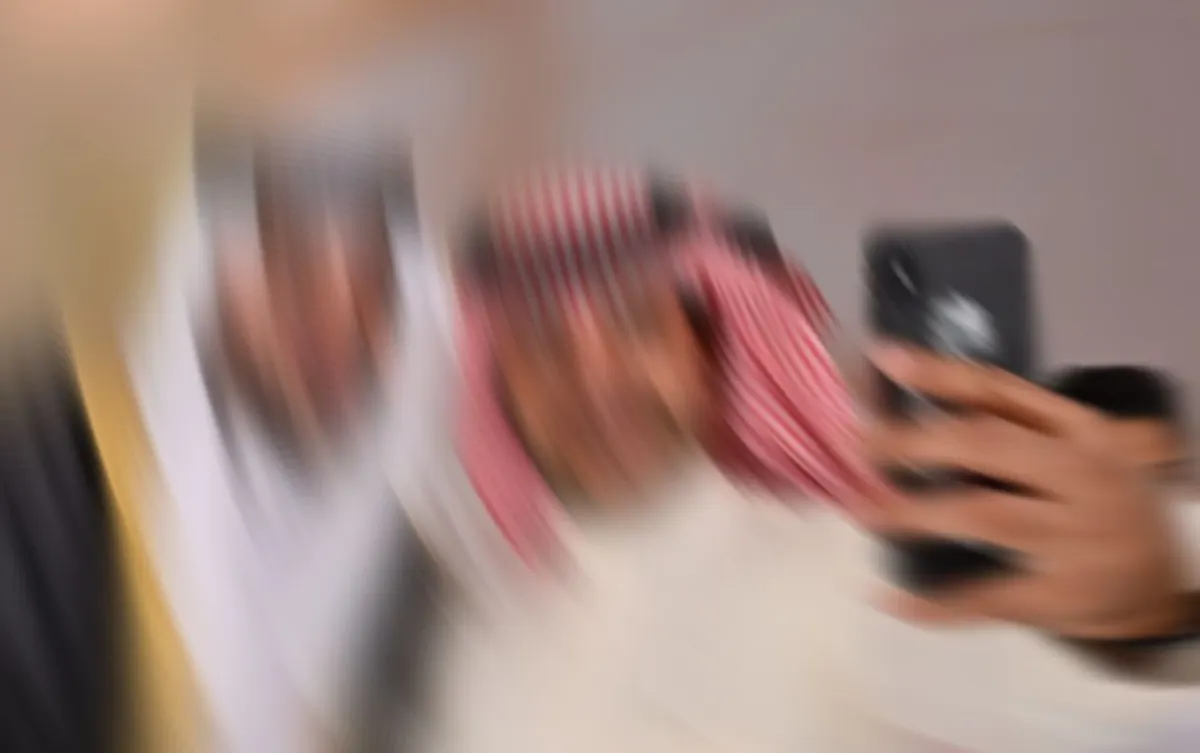 في ليلة العمر.. «صورة ومصافحة» توقف المهنئين في طوابير التبريك.. والمجتمع بين مؤيد ومعارض
