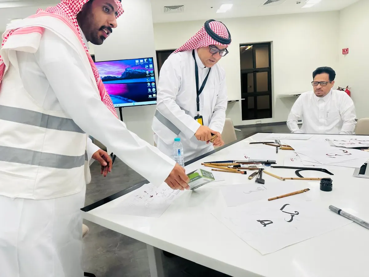 من حلة القطيف.. مصطفى العرب يهندس مبادئ الخط العربي في بيت الثقافة بالدمام