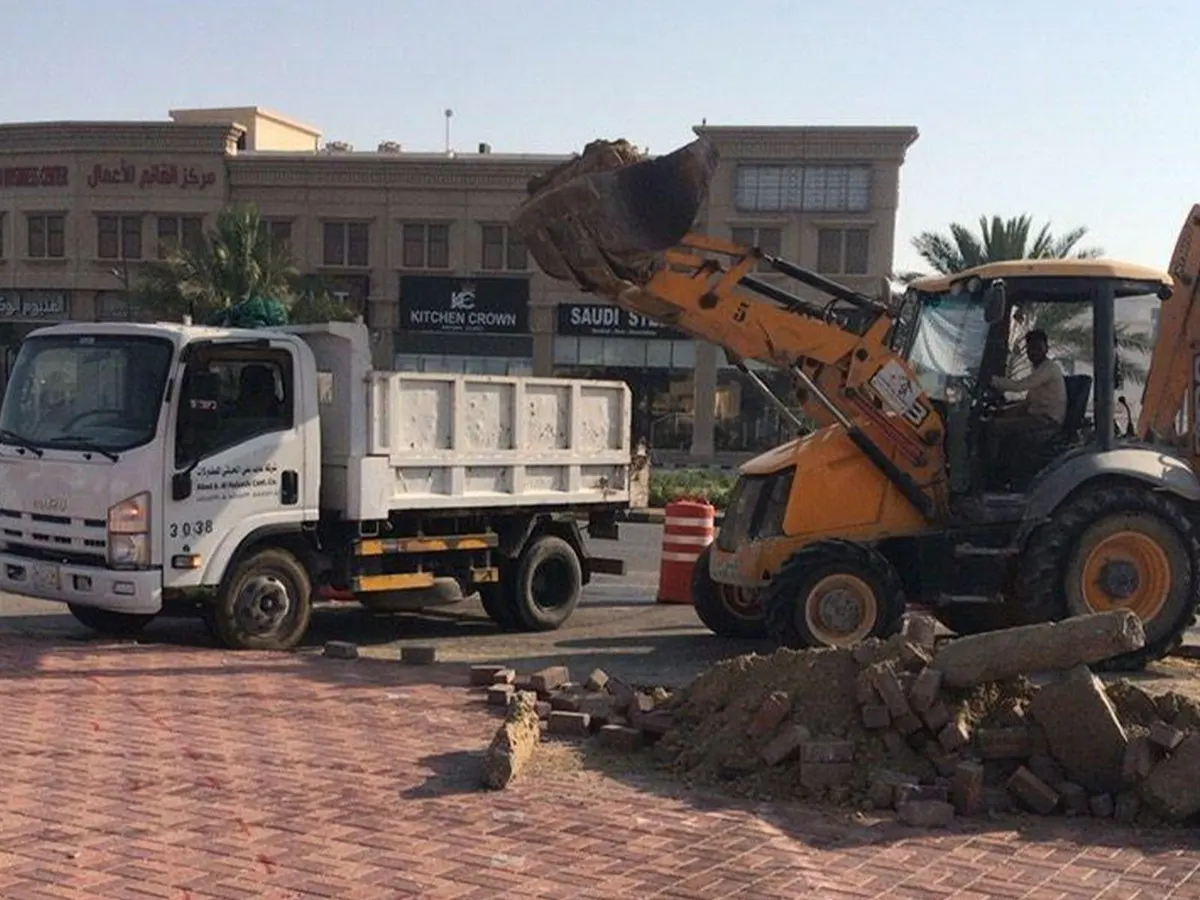تفاصيل أعمال تطوير دوار سيهات.. استحداث حارات التفاف ودوران بهدف تحسين انسيابية الحركة المرورية