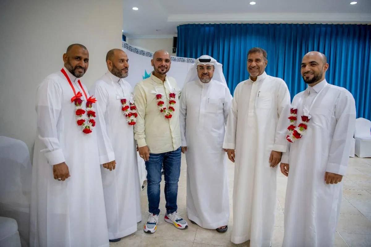 في أم الحمام.. الأهالي يتبادلون التهاني بالعيد السعيد ويحتفون بقدوم حجاج بيت الله