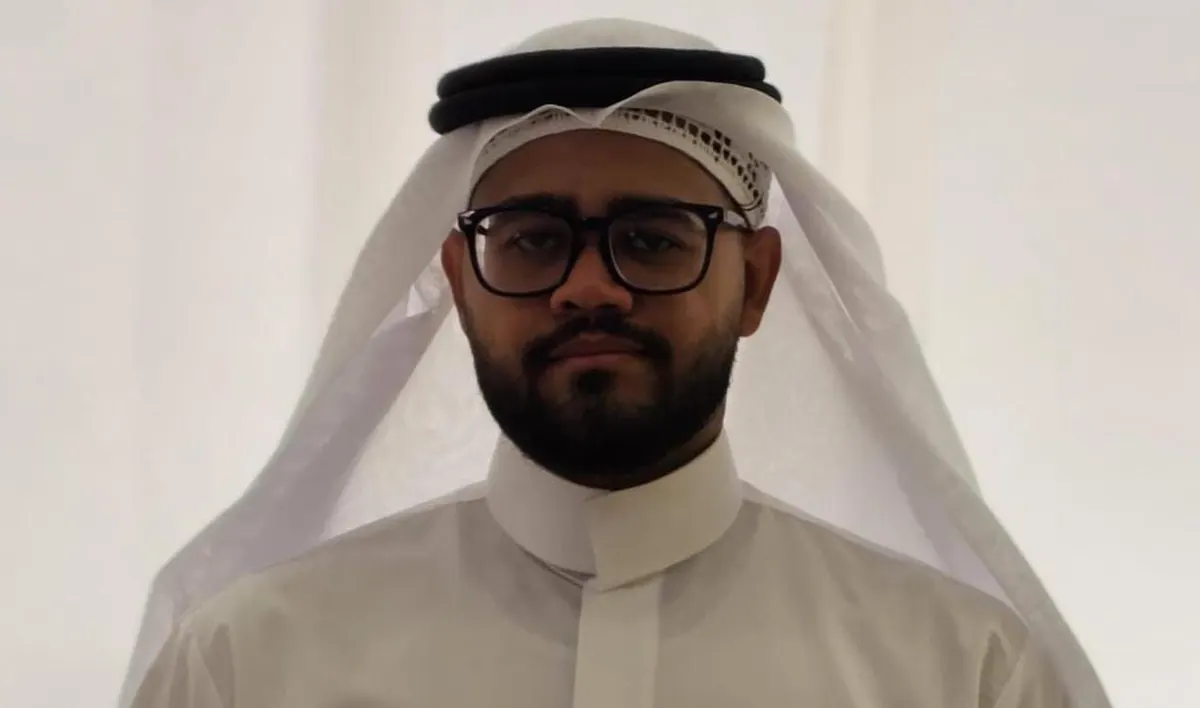 أم الحمام - سيهات.. الجامعة العربية المفتوحة تمنح «حسن المريط» البكالوريوس في اللغة الإنجليزية وآدابها